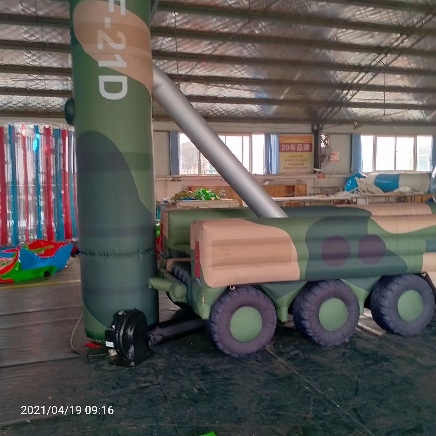 金华军事演习中的充气目标车辆：模拟发射车雷达车坦克飞机